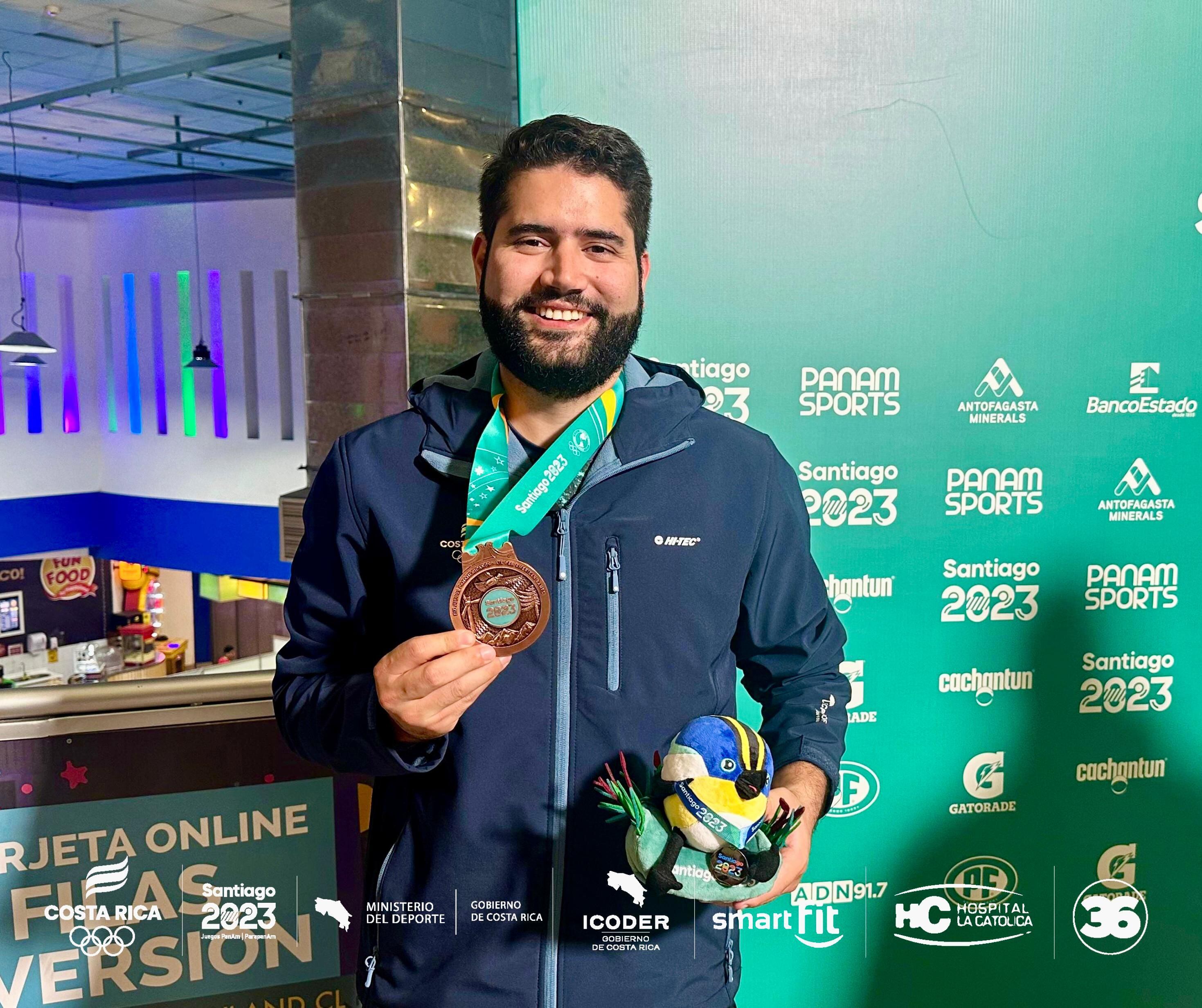 Marco Moretti cerró su participación con una medalla de bronce en el evento individual masculino de boliche. El bolichista sumó dos preseas en los Panamericanos de Santiago 2023. Cortesía: Comité Olímpico