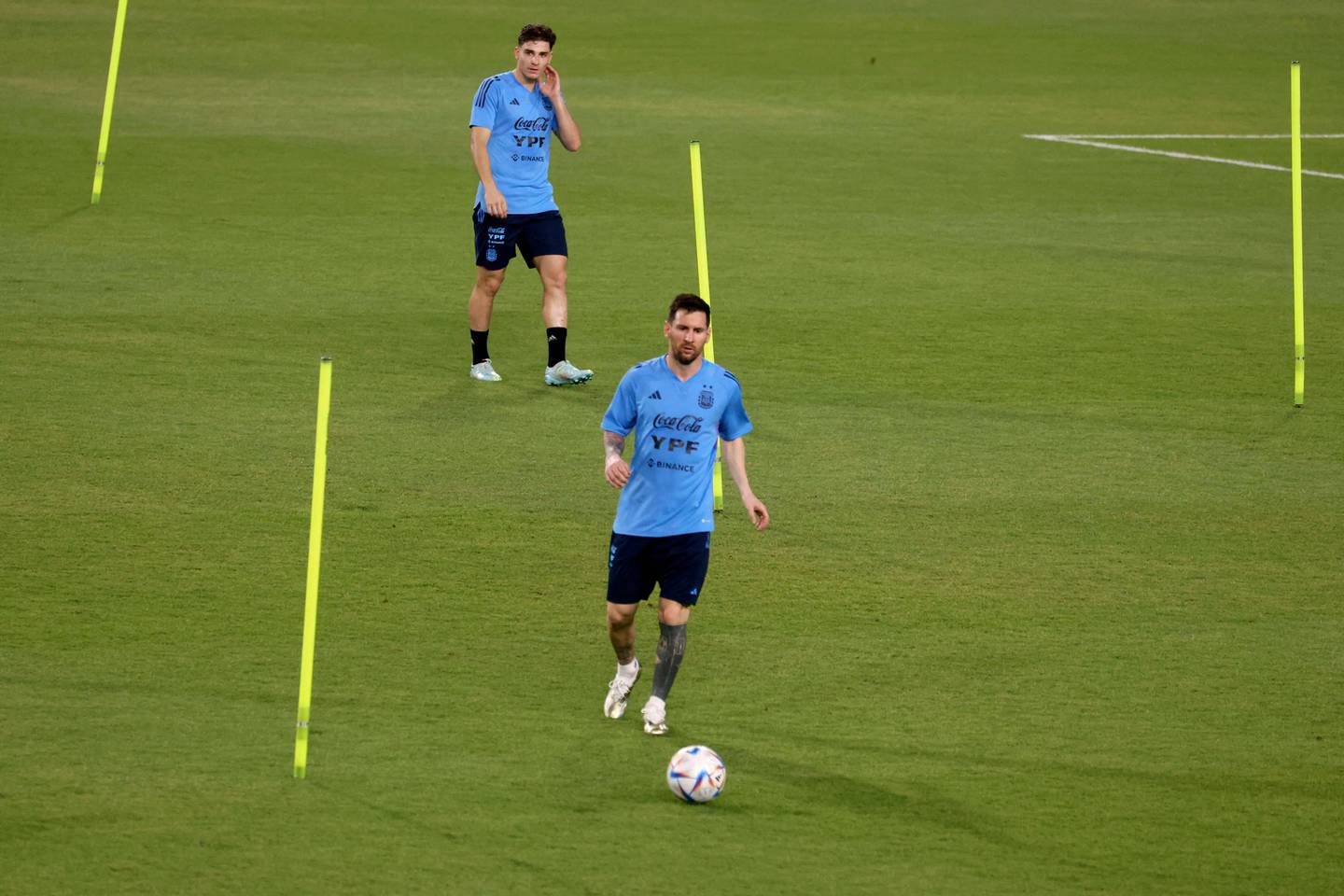 Lionel Messi Llegó A Abu Dabi Y De Inmediato Se Puso La Camiseta De Argentina La Nación 3373