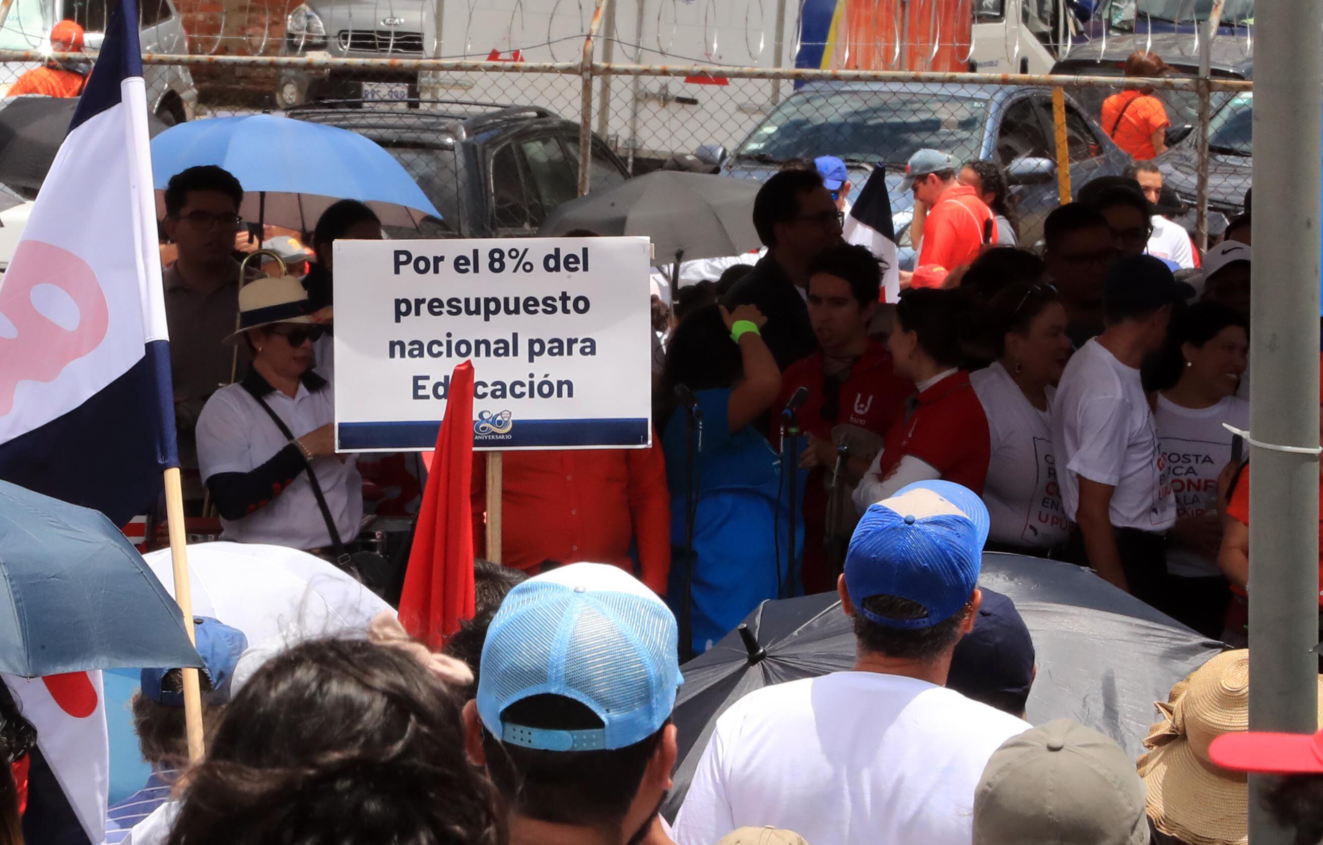 Diferentes sectores se han manifestado para exigir que se destine el 8% del PIB a la educación. Foto Alonso Tenorio