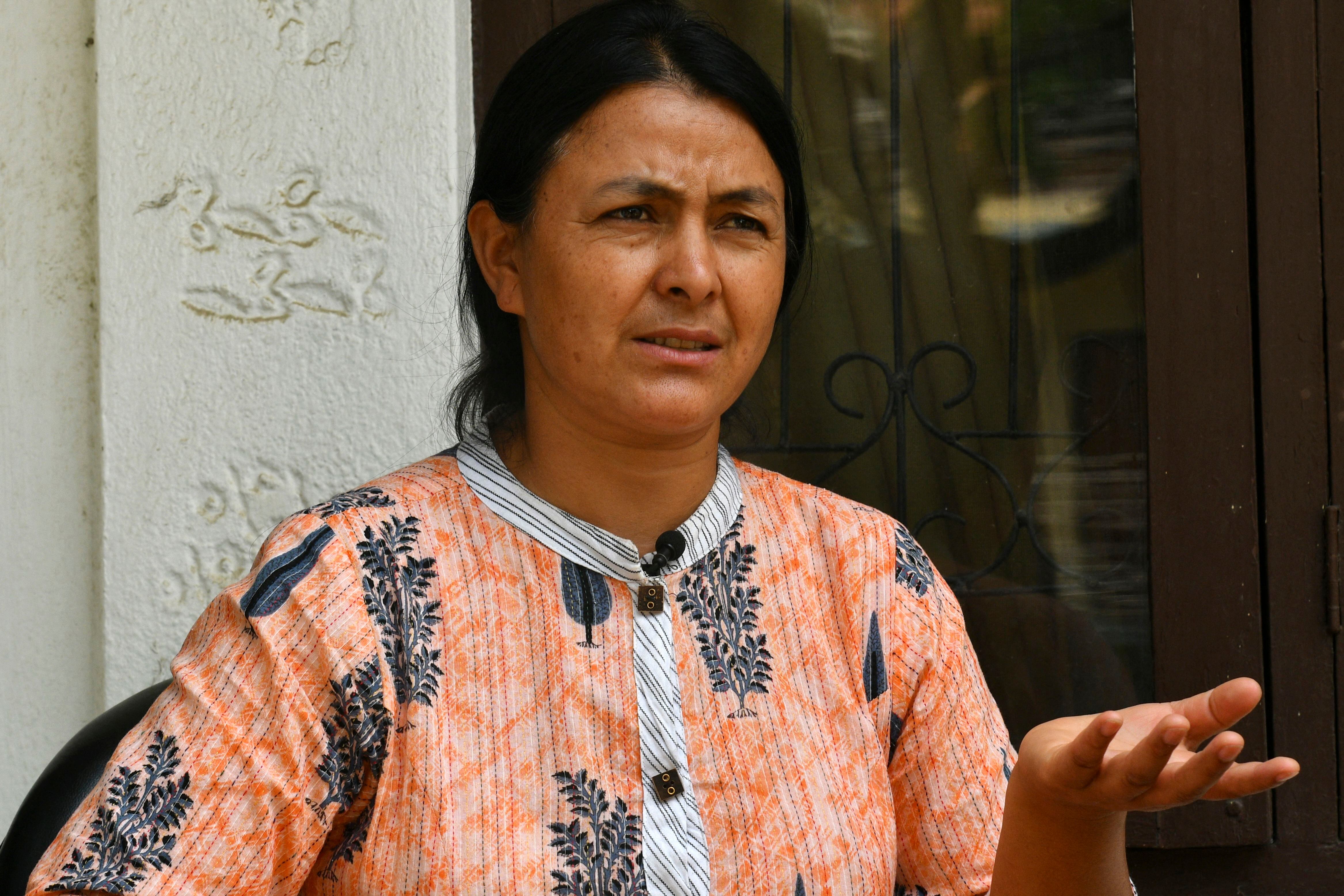 La coordinadora de la Organización Nacional de Víctimas de Violación en Conflictos, Devi Khadka, habla durante una entrevista con AFP en Katmandú.