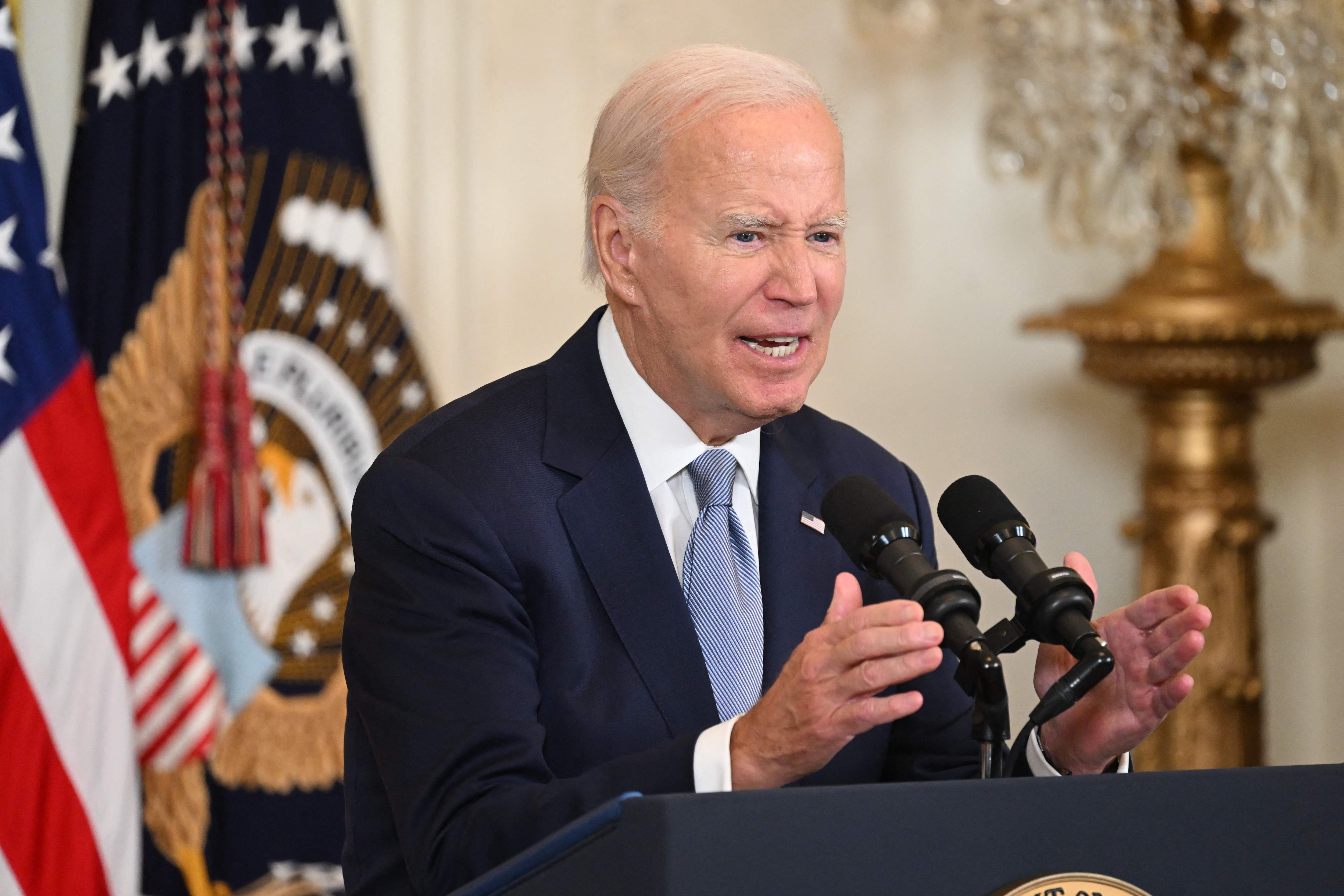Joe Biden insta a las farmacéuticas Novo Nordisk y Eli Lilly a reducir los costos de medicamentos vitales para millones de estadounidenses. (Photo by SAUL LOEB / AFP)