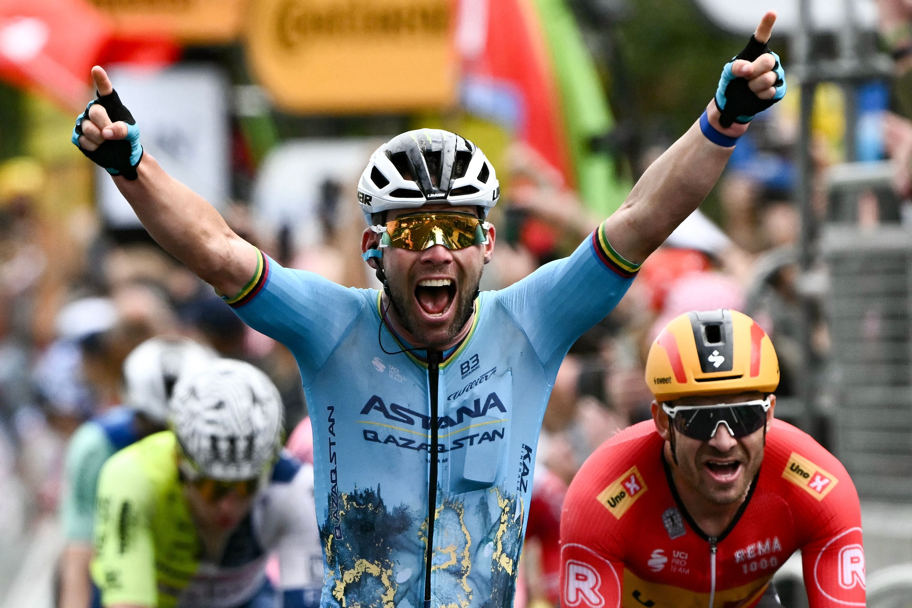 Mark Cavendish cruza la meta por delante de Alexander Kristoff, en la quinta etapa del Tour de Francia. Fotografía Marco BERTORELLO / AFP