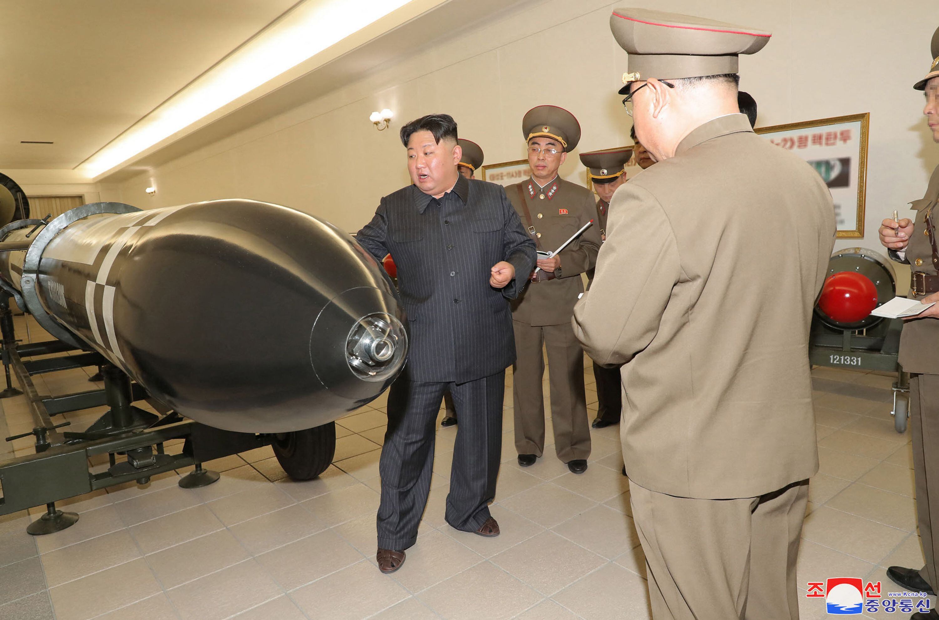 El líder norcoreano Kim Jong Un (izquierda) inspecciona un proyecto de armamento nuclear en un lugar desconocido en Corea del Norte.