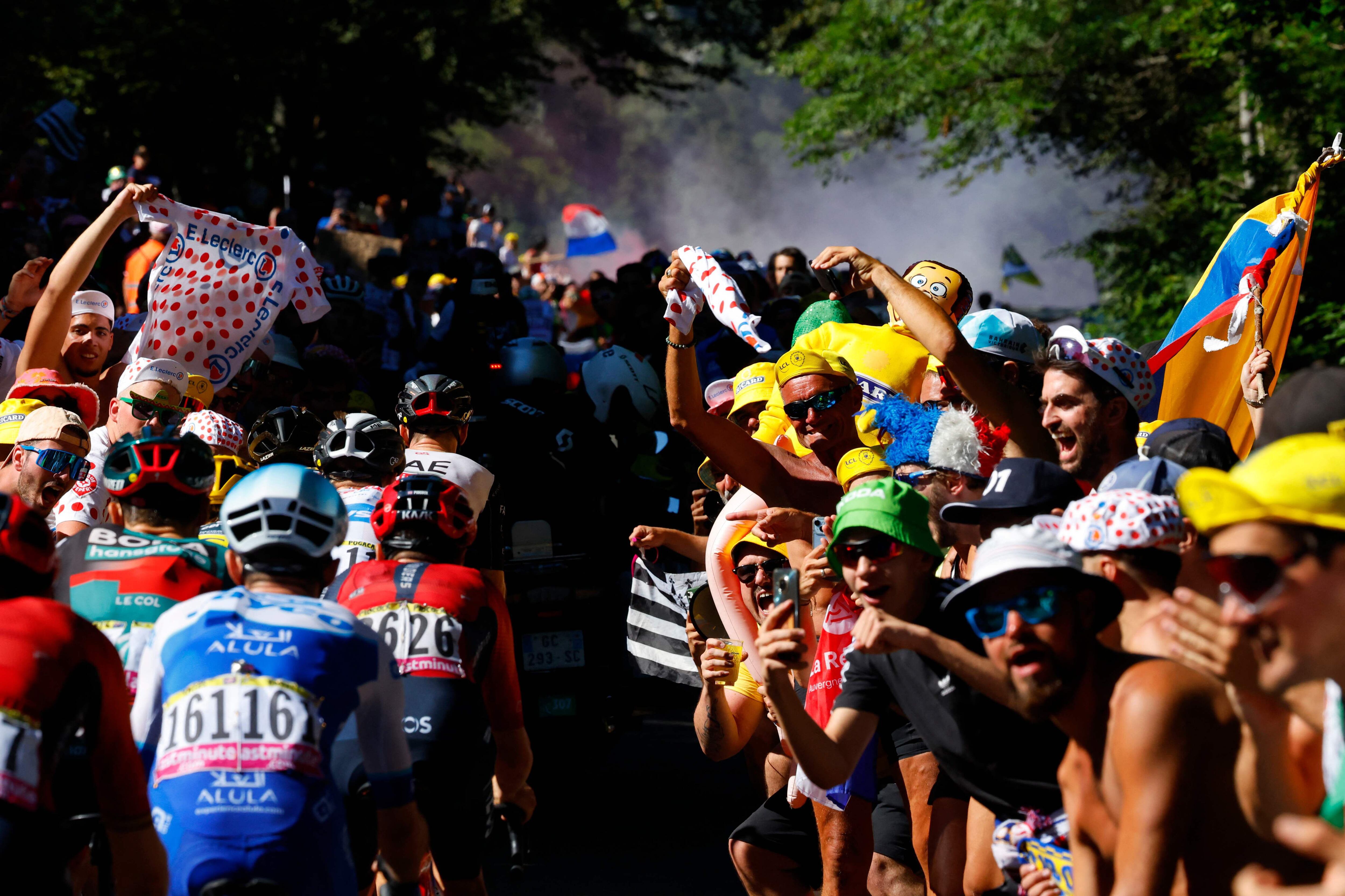 Miles de aficionados colmaron el Col du Grand Colombier en los kilómetros finales de la etapa 13 del Tour de Francia, en lo que sin duda fue un gran espectáculo.