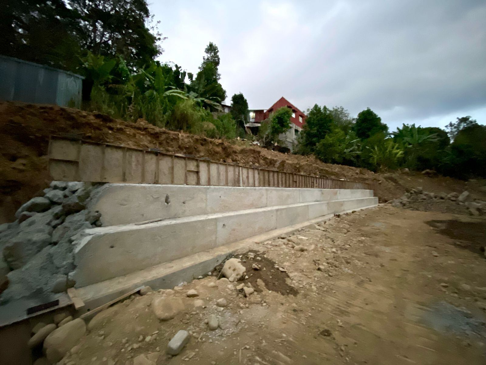 Un muro de 60 metros de largo y más de cinco de alto protegerá de destructvas inundaciones a vecinos de Calle Areneros, en San Rafael Abajo de Desamparados. Foto: Cortesía Rocío Quesada.