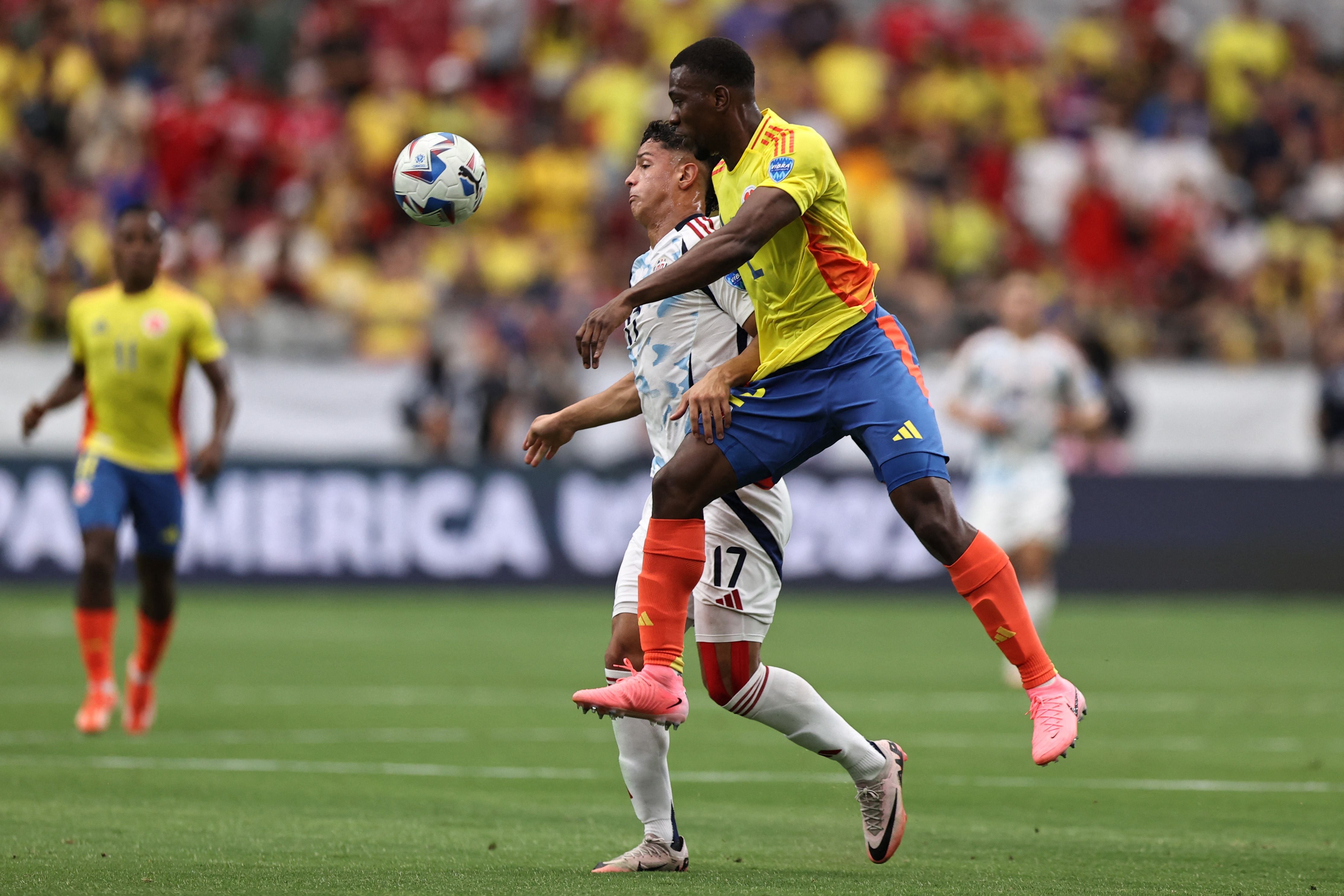 Warren Madrigal tuvo la opción de ser titular, pero, como todos en ataque en la Selección de Costa Rica, fue presa de la marca de los colombianos. Aquí, Carlos Cuesta lo despojó de la pelota.