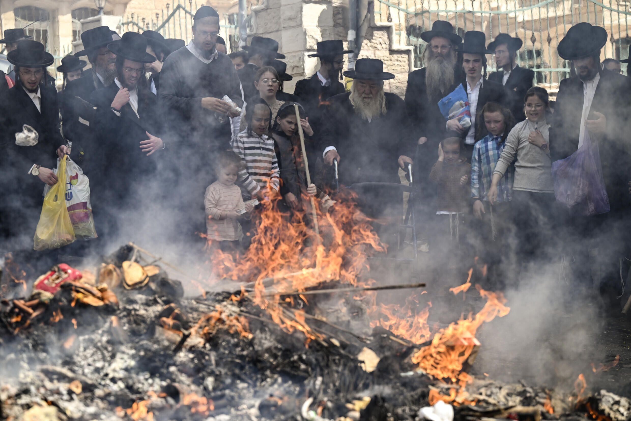 Dentro de los rituales más importantes de la Pascua judía está la quema de pan con levadura.  Ronaldo Schemidt/AFP