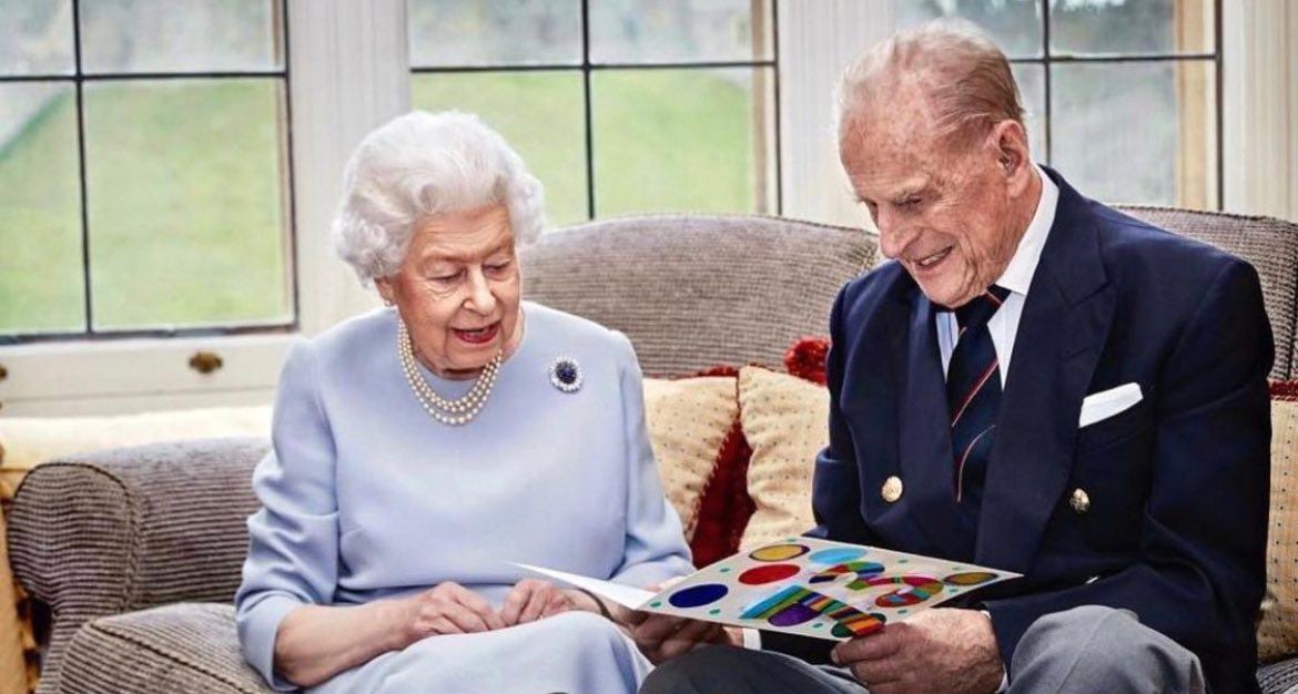 Esta es la última foto oficial para la que posaron la Reina Isabel II y su esposo, el príncipe Felipe.  Foto: Twitter