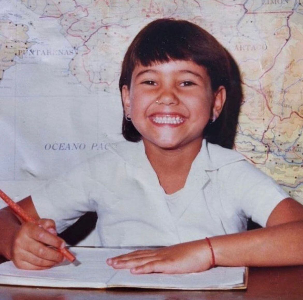 La siempre carismática Nancy Dobles en sus años escolares. Años más tarde se convertiría en una de las presentadoras más conocidas de Costa Rica. 
