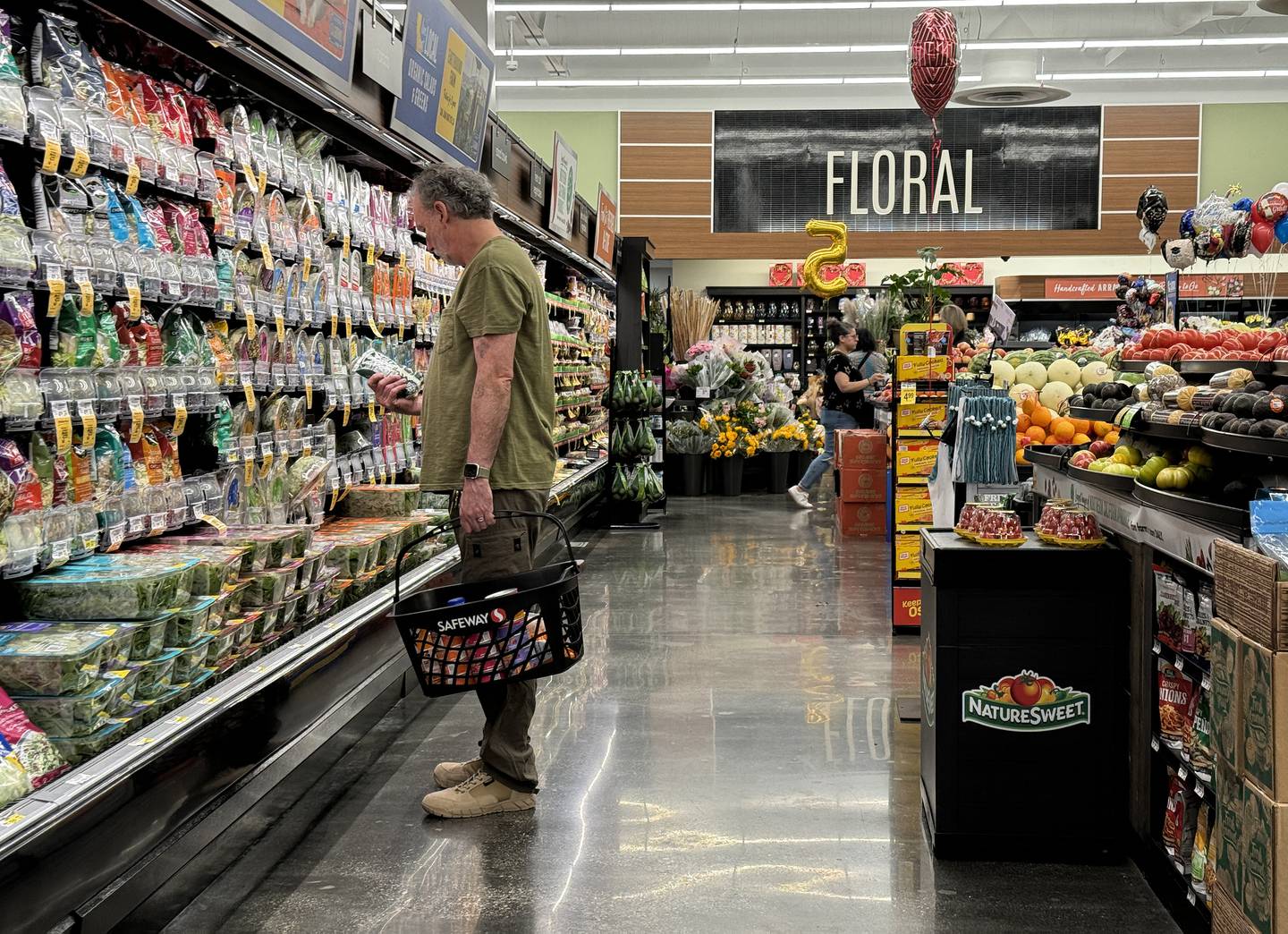 MILL VALLEY, CALIFORNIA - JUNE 11: A customer shops at a Safeway store on June 11, 2024 in Mill Valley, California. May inflation numbers are set to be reported on Wednesday ahead of the Fed rates announcement.   Justin Sullivan/Getty Images/AFP (Photo by JUSTIN SULLIVAN / GETTY IMAGES NORTH AMERICA / Getty Images via AFP)