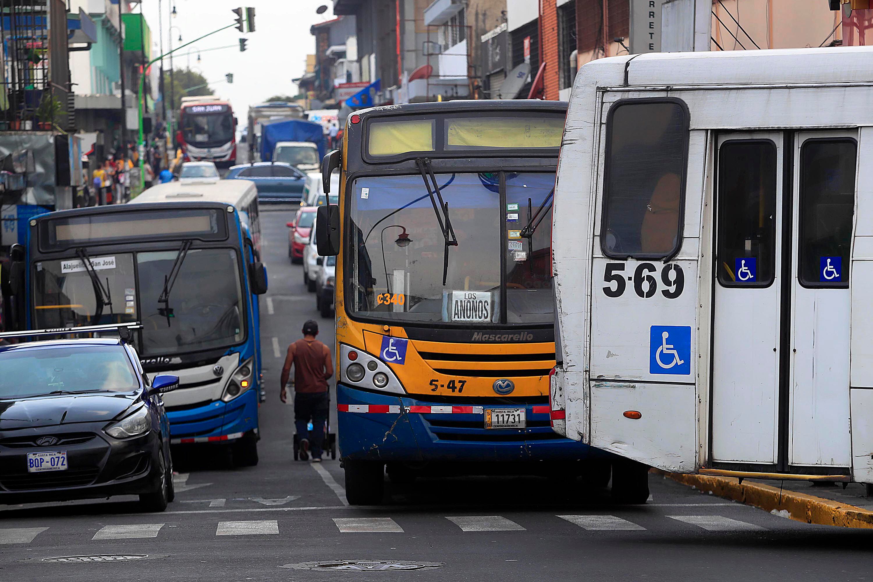 Un sector donde podrían canalizarse dineros, bajo los criterios de elegibilidad climática previstos, sería el transporte público en autobuses. Fotografía: 