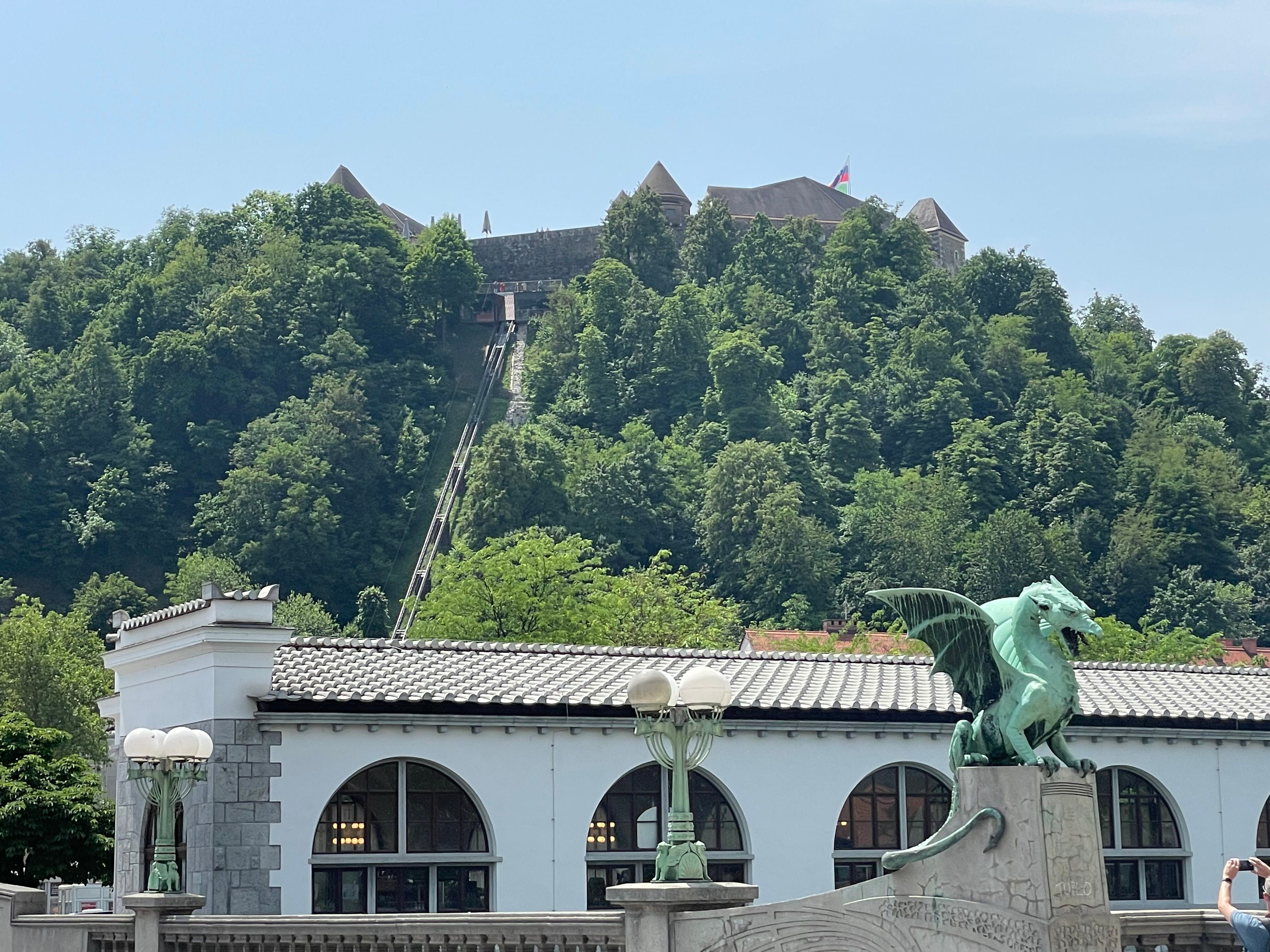El Puente de los Dragones y en la cima de la colina, el Castillo de Ljubljana, en Eslovenia.