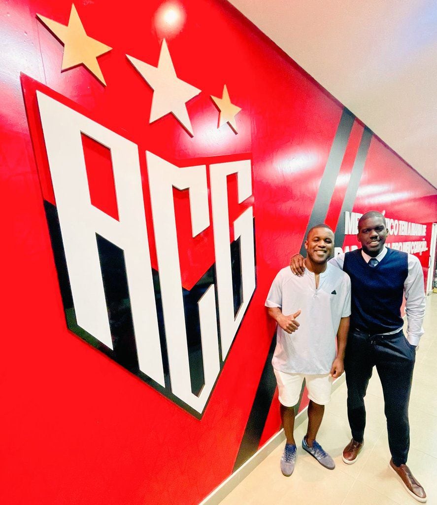 Joel Campbell junto a su representante Joaquim Batica en la sede de su nuevo club, el Atlético Goianiense. Fotografía: X de Joaquim Batica
