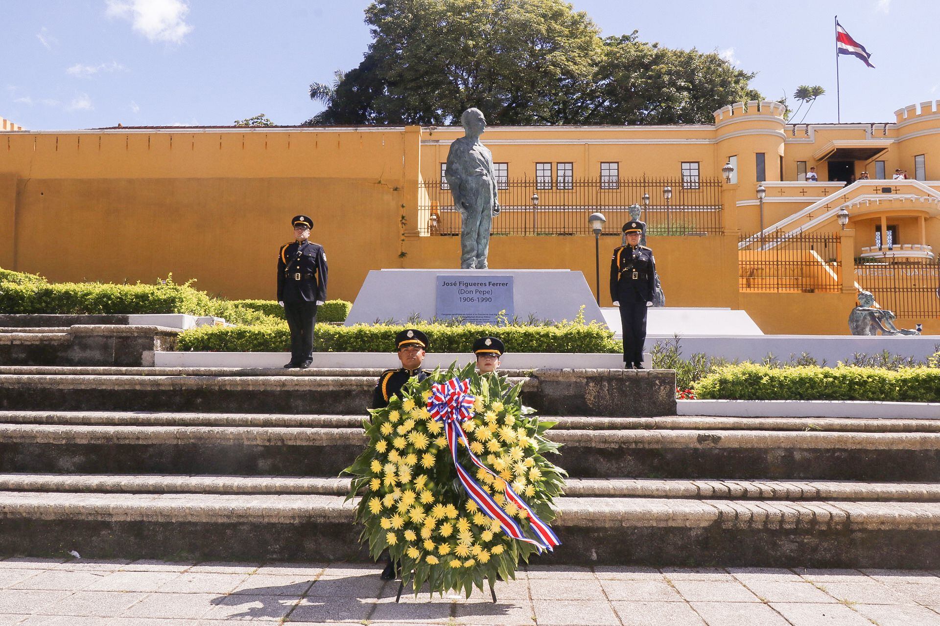La ofrenda floral colocada por Rodrigo Chaves este viernes, en conmemoración de los  74 años de la abolición del ejército. 