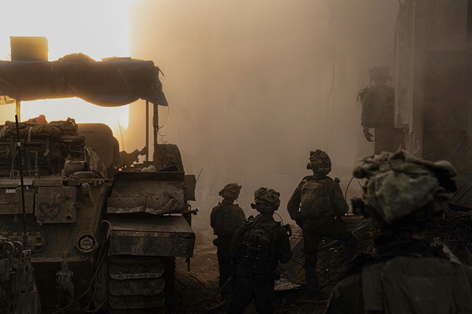Esta fotografía publicada este viernes por el ejército israelí muestra a soldados operando en la Franja de Gaza en medio de continuas batallas entre Israel y el grupo militante palestino Hamás.
